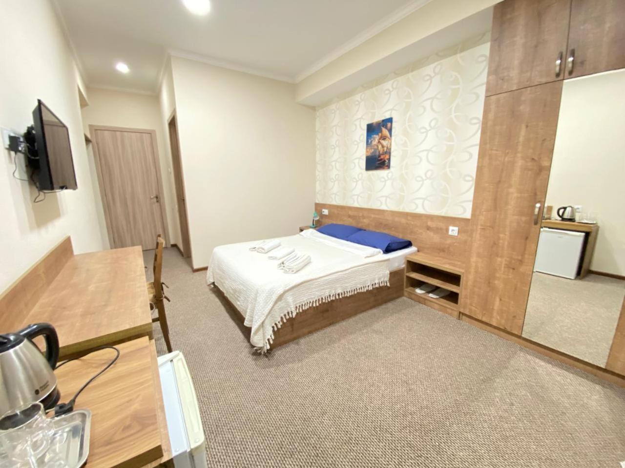 5 Rooms Near 300 Aragveli Metro Station Тбилиси Номер фото